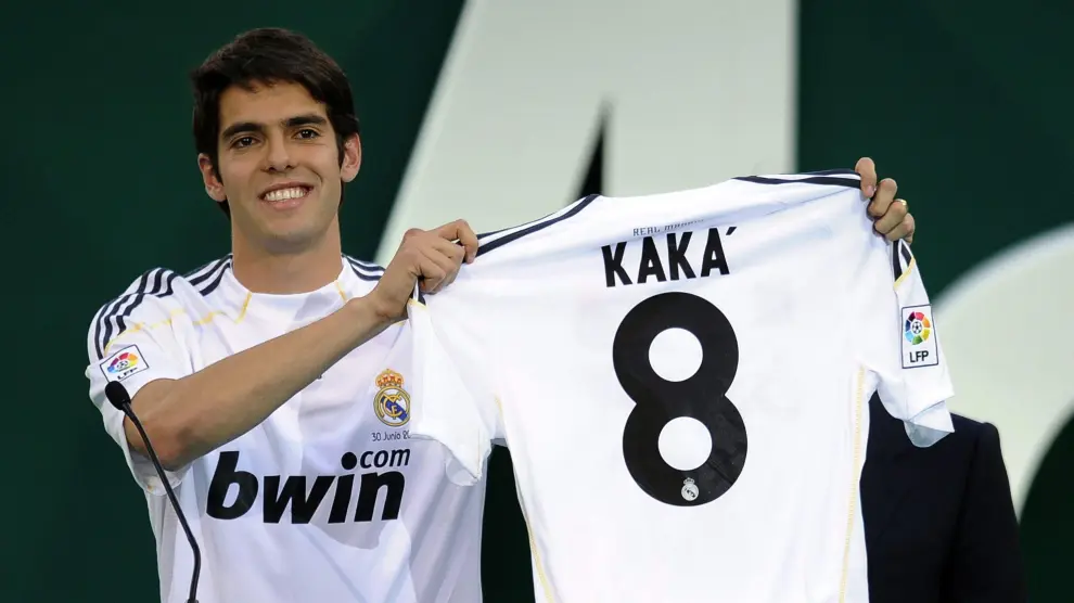 El Real Madrid presenta a Kaká en el Bernabéu con el dorsal número 8