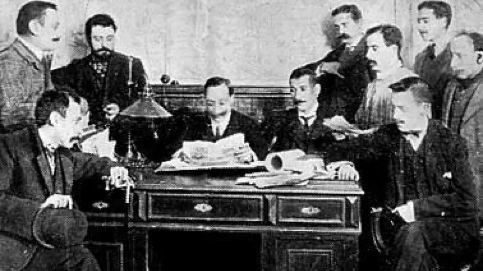 La redacción, en torno a 1916, con José Valenzuela y Mayayo al frente.