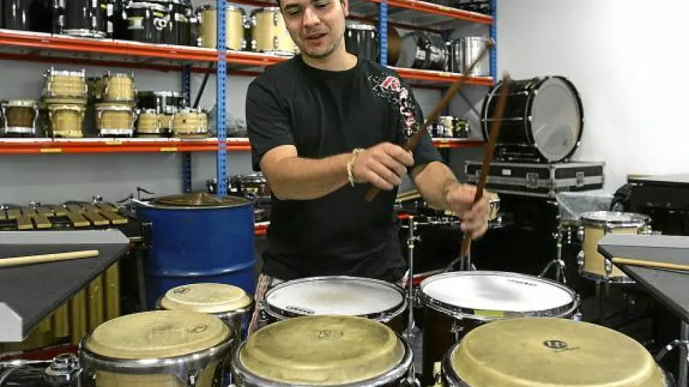 German Agullo, alumno de percusión, ensaya en el Conservatorio Superior de Música.