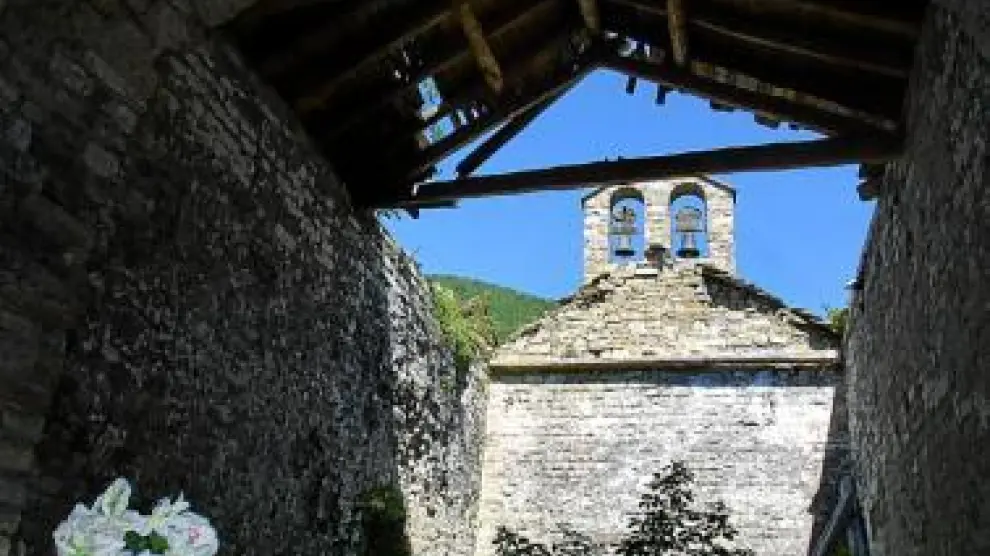 Iglesia de San Vicente Mártir de Aruej. Iglesia románica del siglo XI, cuya techumbre está también derruida. Los muros y el ábside están a punto de caerse.
