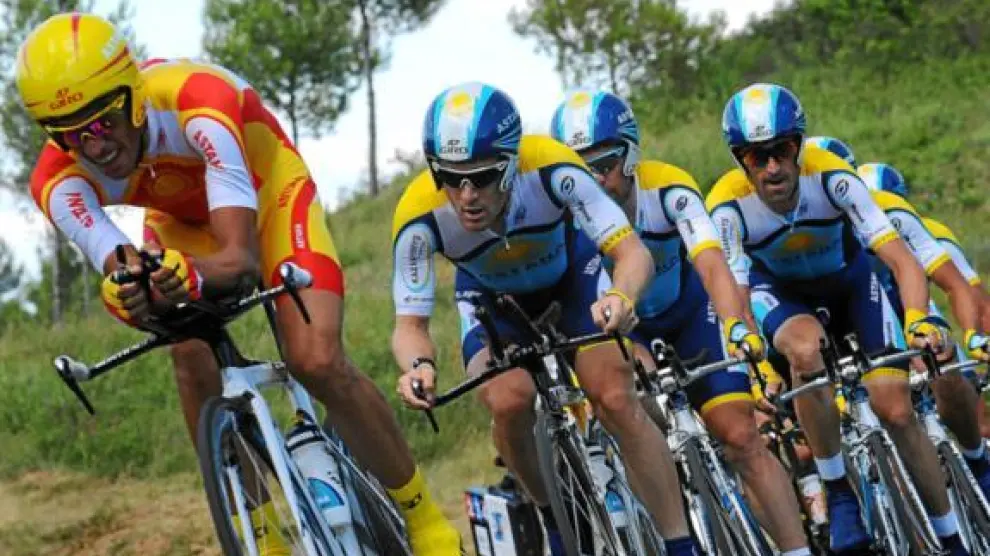 Alberto Contador comanda al Astana, seguido inmediatamente por Armstrong.