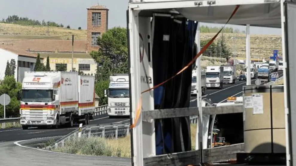 El camión que el miércoles estuvo a punto de perder una bobina de 12 toneladas, ayer, en Peñalba.