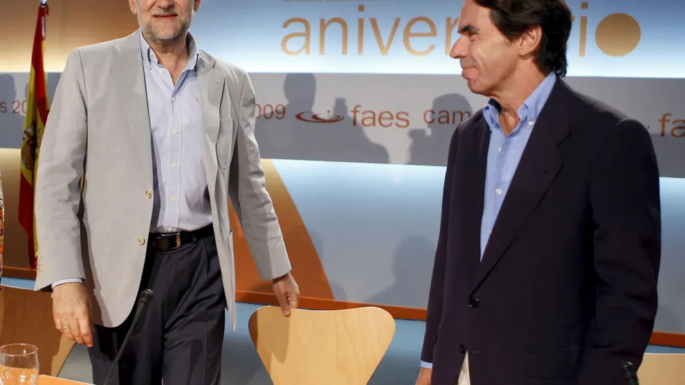 El líder del PP, Mariano Rajoy, junto al ex presidente José María Aznar