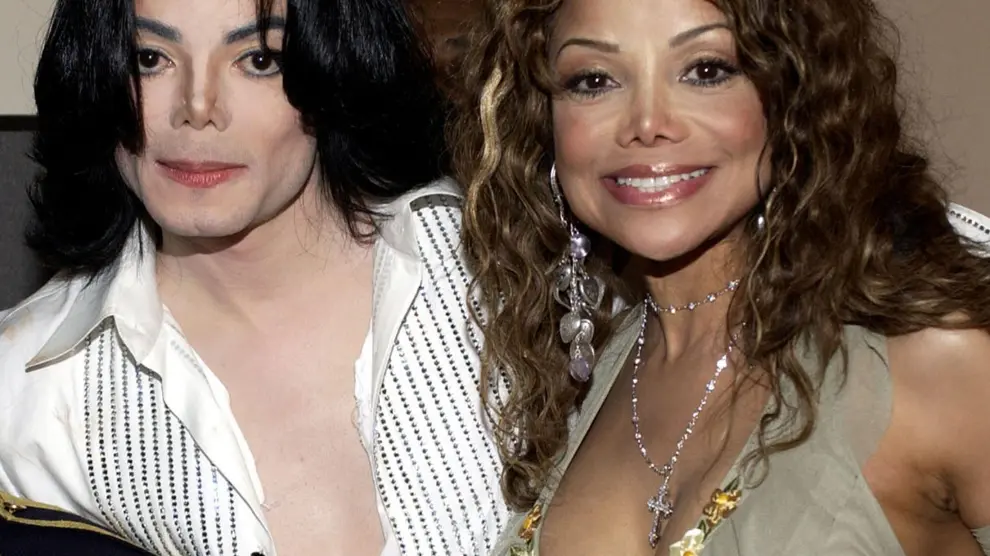 Imagen de archivo de Michael Jackson junto a su hermana Latoya