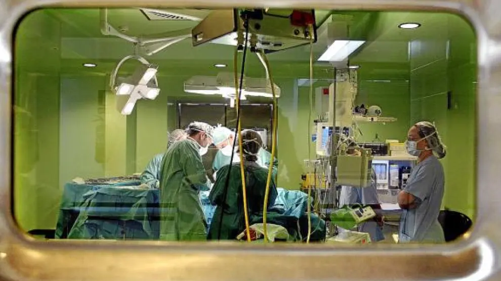 Una operación, dentro de los quirófanos del Hospital Clínico Lozano Blesa.