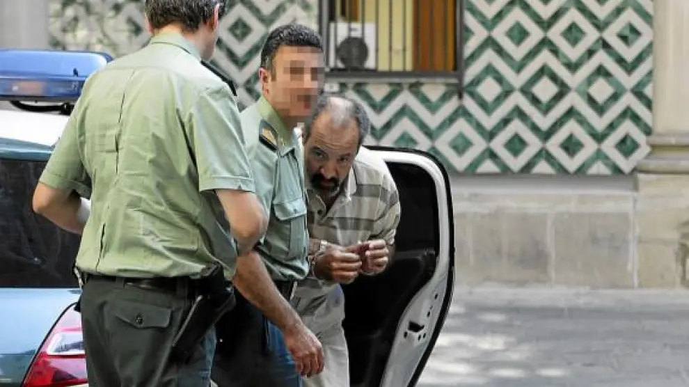 Mario Enrique Sánchez es conducido por la Guardia Civil a la sala de la Audiencia Provincial.