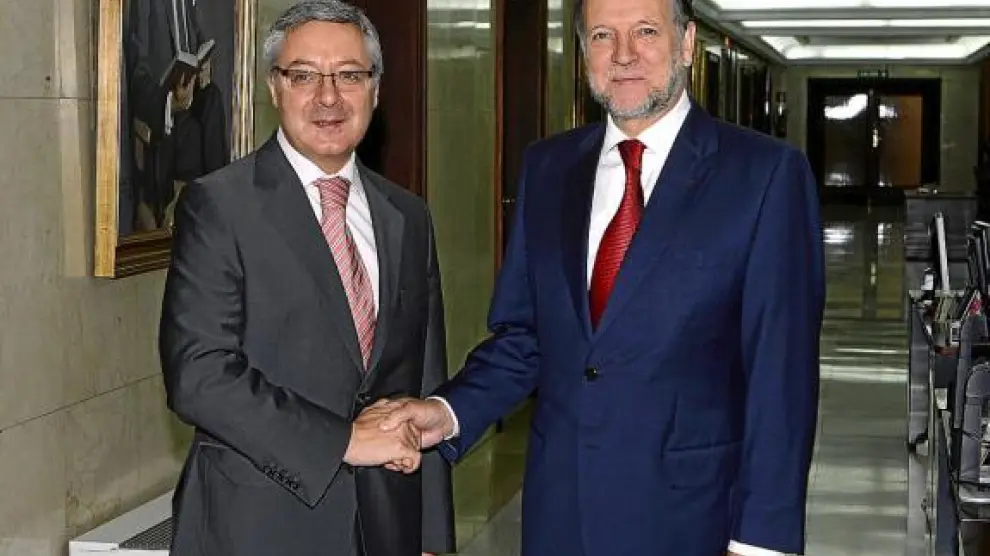 El ministro José Blanco y el presidente Marcelino Iglesias, ayer en Madrid.
