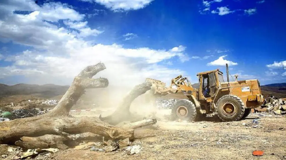 Una excavadora remueve materiales de obra en la escombrera de Calatayud.