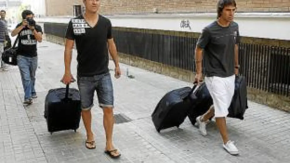 Gabi y Leo Ponzio, con el equipaje.
