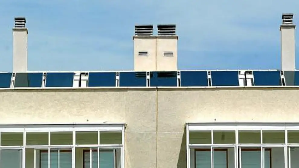 Placas solares en un edificio de viviendas protegidas en Parque Goya.