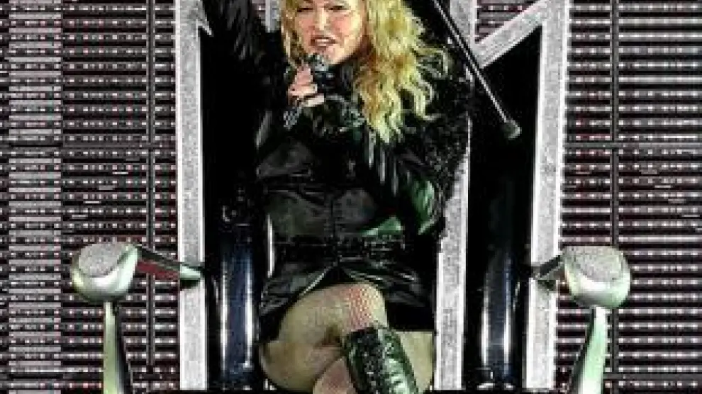 Sentada en un trono y con Cetro, Madonna abre el concierto.