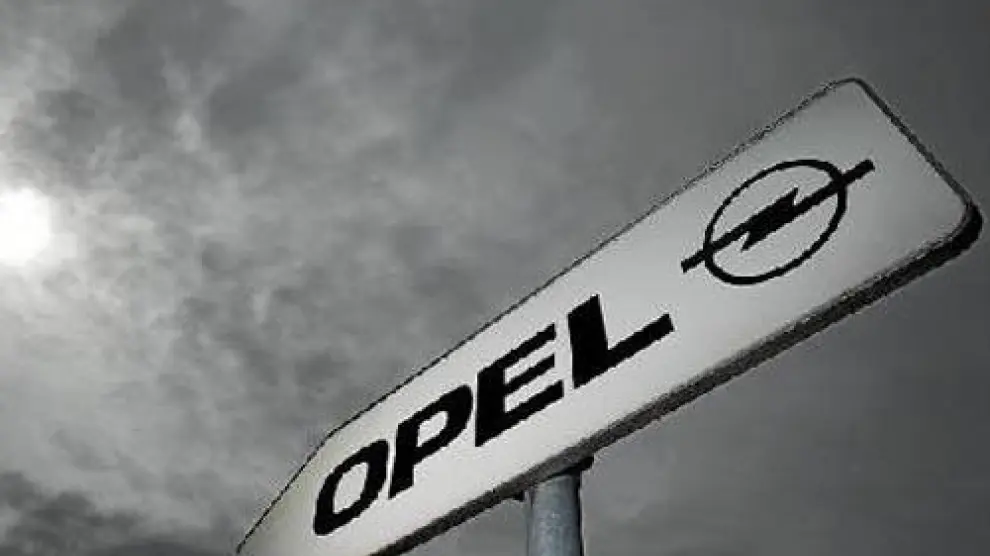 Señal de Opel en Rüsselsheim (Alemania), en un día nuboso