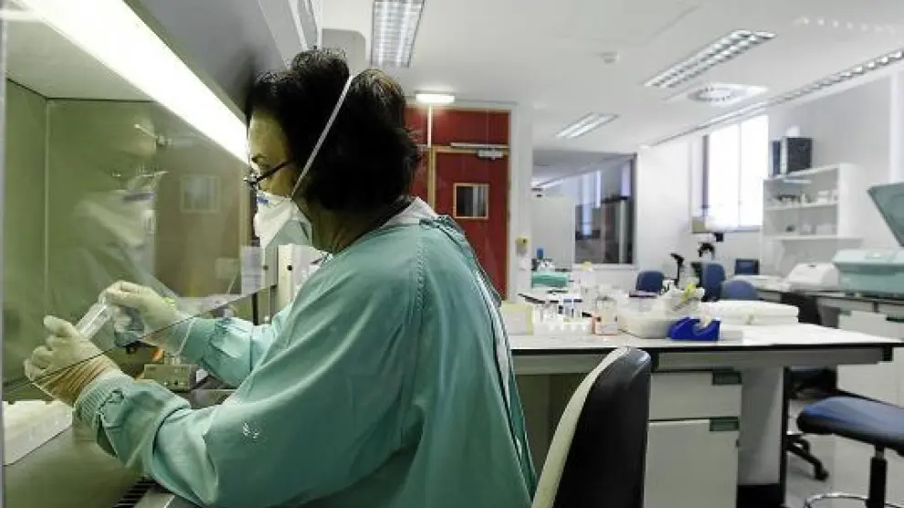 El laboratorio del Hospital Miguel Servet de Zaragoza realiza los análisis de gripe A.