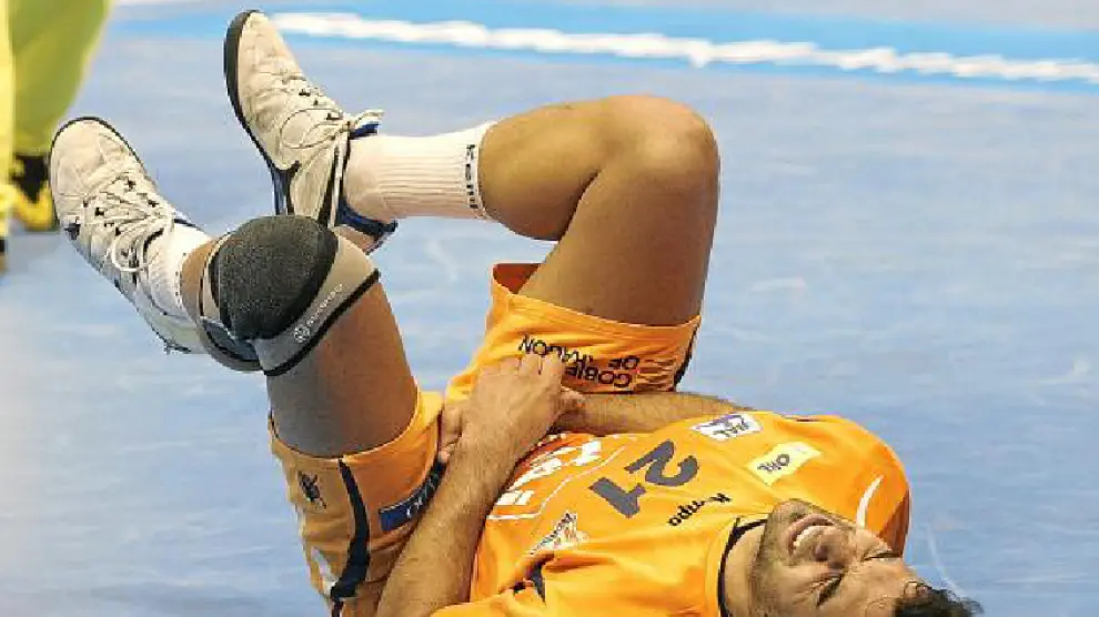 Toni Cartón cae lesionado en el encuentro ante el FC Barcelona