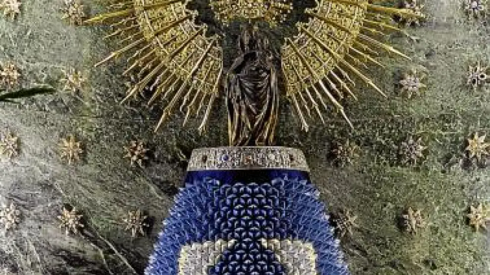 La Virgen del Pilar, ayer, con su manto de papiroflexia.