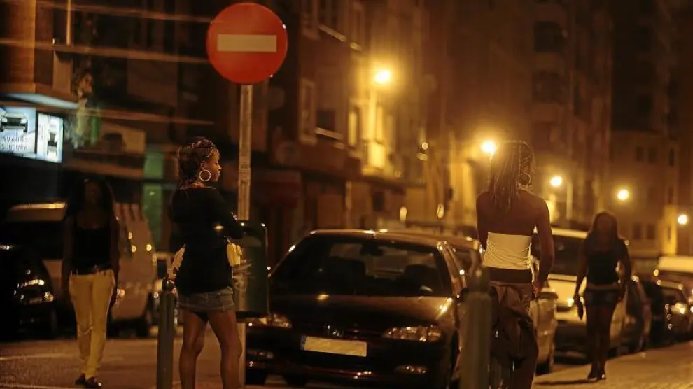 Cuatro prostitutas esperan clientes en la esquina de las calles de Escosura y Burgos.