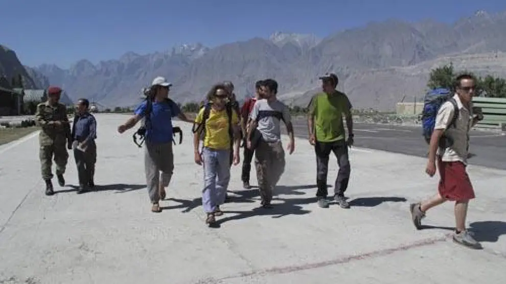 El grupo de escaladores españoles que acude al rescate de Óscar Pérez, a su llegada a Skardú (Pakistán)