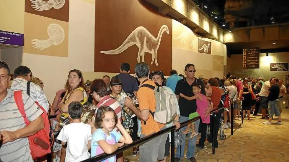 Largas filas de turistas para acceder a uno de los espectáculos de Dinópolis.