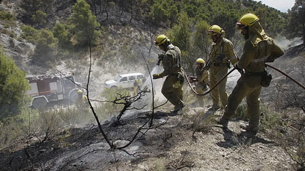 Los bomberos luchan contra el fuego