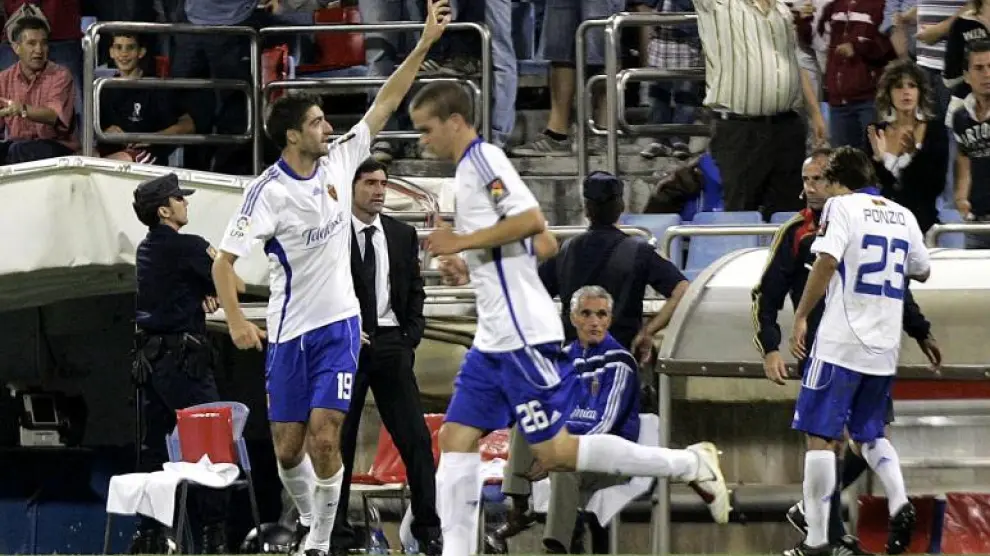 Arizmendi saluda a la grada, tras anotar el único gol del partido, ante la presencia del debutante Laguardia.