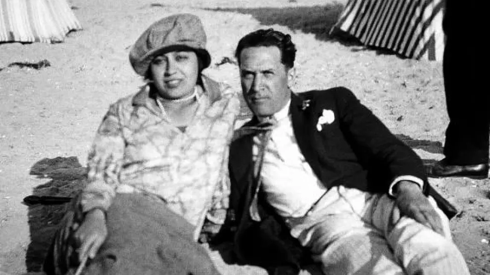 Soler y su compañera Lily en la playa, en los años 20.