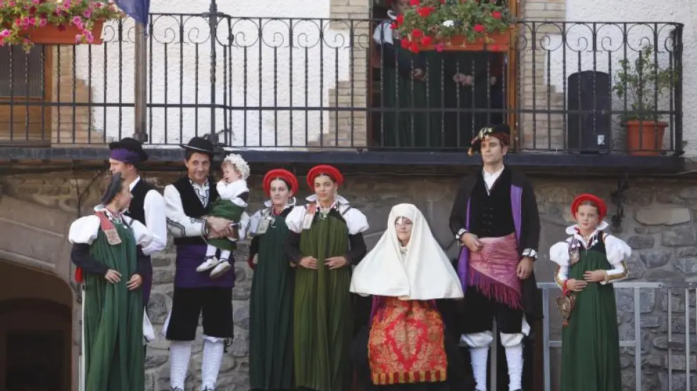 Un grupo de ansotanos con trajes tradicionales