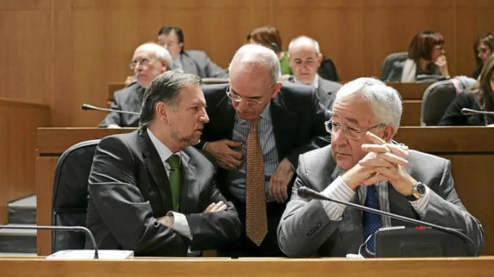 Iglesias, Larraz y Biel conversan en un pleno de las Cortes.