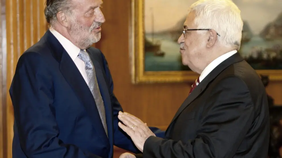 Don Juan Carlos junto al líder palestino