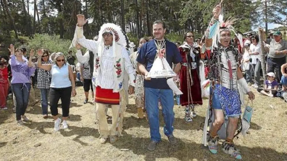 Un grupo de indios crow enseñó a bailar danzas tradicionales a los vecinos de la Sierra de Albarracín