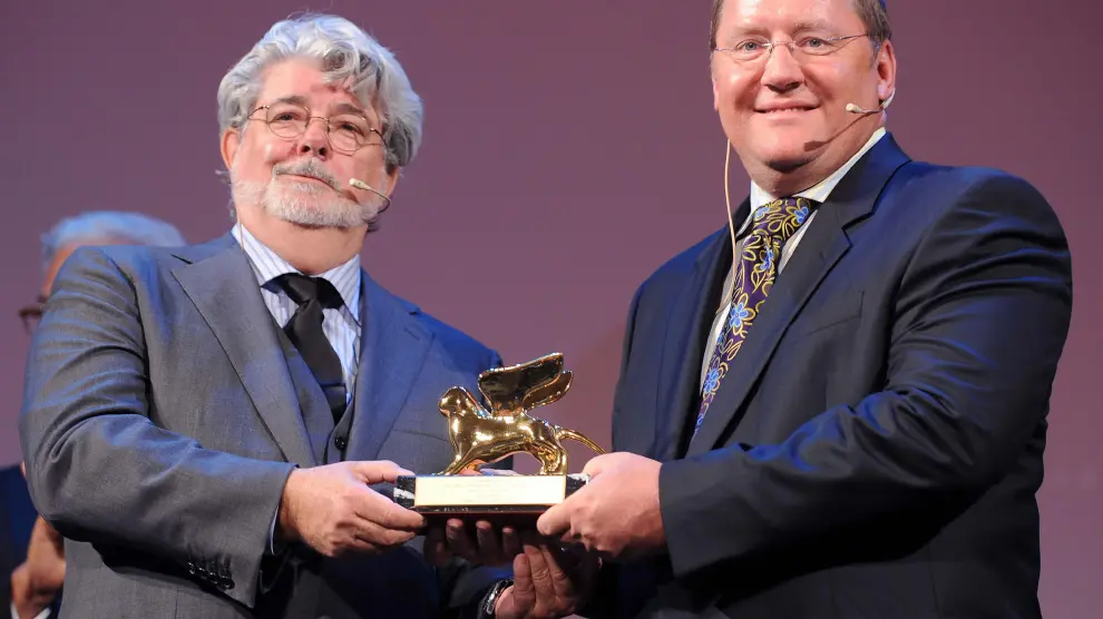 George Lucas (i) entrega el León de Oro a John Lasseter (d)