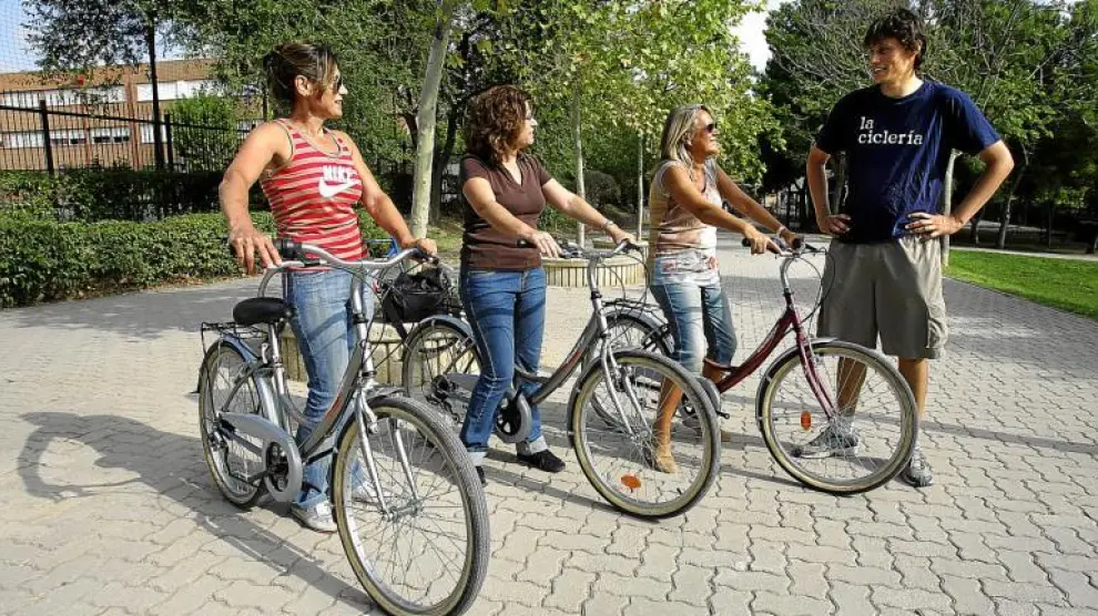 Perico y las alumnas que ayer empezaban el curso para aprender a montar en bici en el parque de Torrerramona de Zaragoza.
