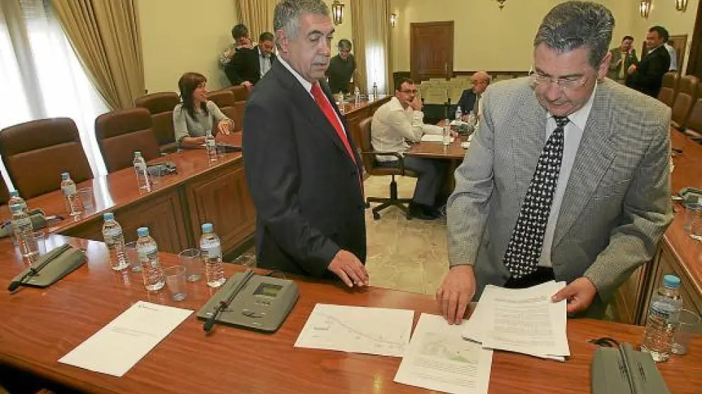 El presidente de la Diputación, Arrufat, y el portavoz socialista, Castellano, revisan documentos.