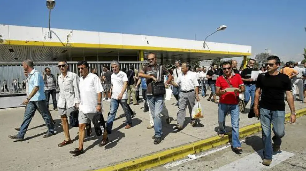 Salida de los trabajadores de General Motors España en Figueruelas, ayer.