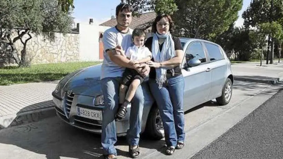 Gonzalo González y María Teresa Puyó llevan al pequeño Carlos en coche hasta el colegio