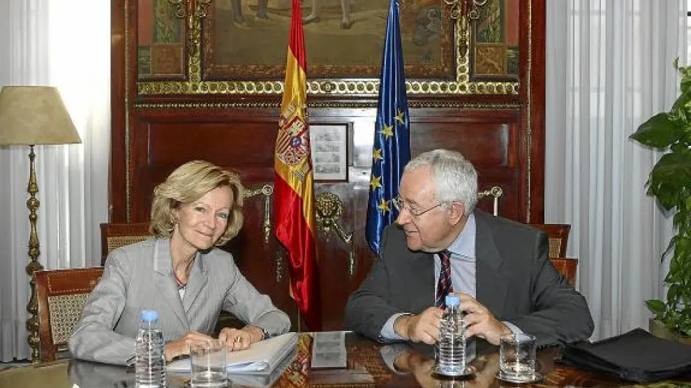 Elena Salgado y José Ángel Biel, ayer en la sede del Ministerio de Economía.