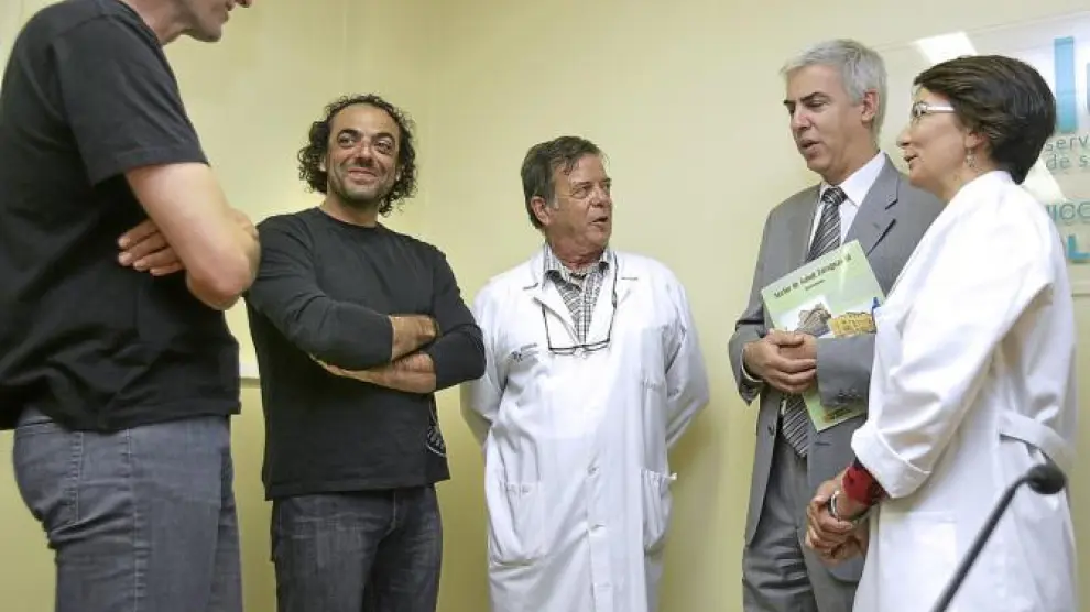 Pérez, Pauner, el doctor Morandeira, el gerente del Sector Salud, Víctor M. Calleja, y la doctora Nerín ayer en el Clínico.