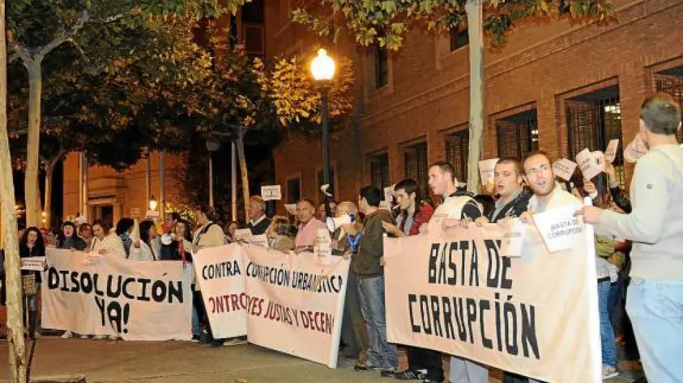 Los manifestantes se concentraron a las puertas de la sede del Gobierno de Aragón.