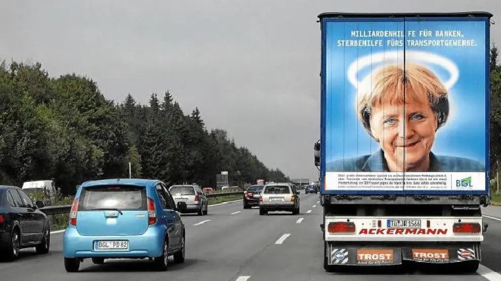 Un camión con un cartel de la canciller Angela Merkel, ayer, en una carretera cerca de la ciudad de Múnich