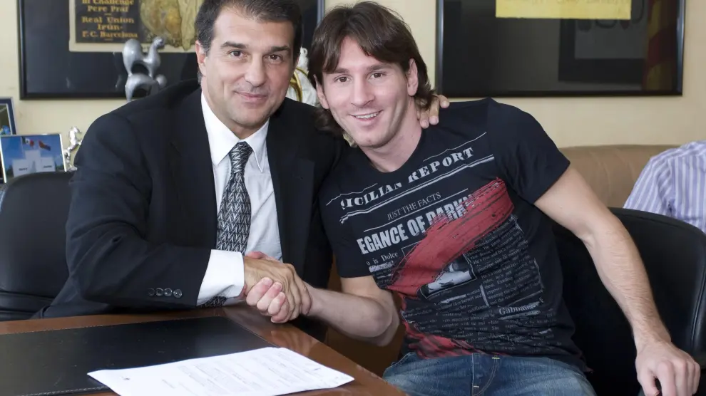 Messi (d), encantado por su contrato