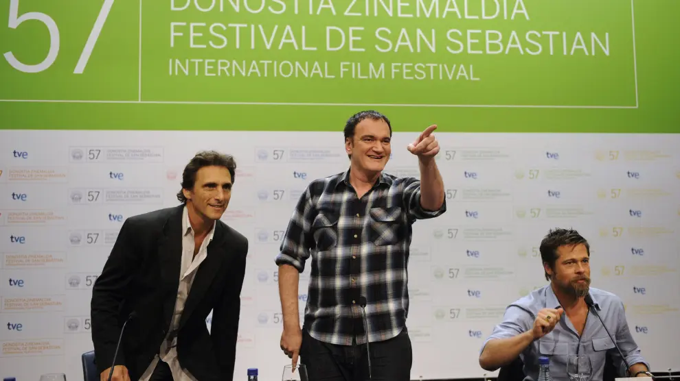 Lawrence Bender (i), Quentin Tarantino (C) y Brad Pitt (R) durante la persentación de la película 'Malditos Bastardos' en el 59º Festival de Cine de San Sebastián