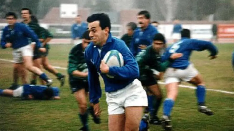 Manolo García conduce el balón en un partido Universitario-Gernika de Primera Nacional en 1995