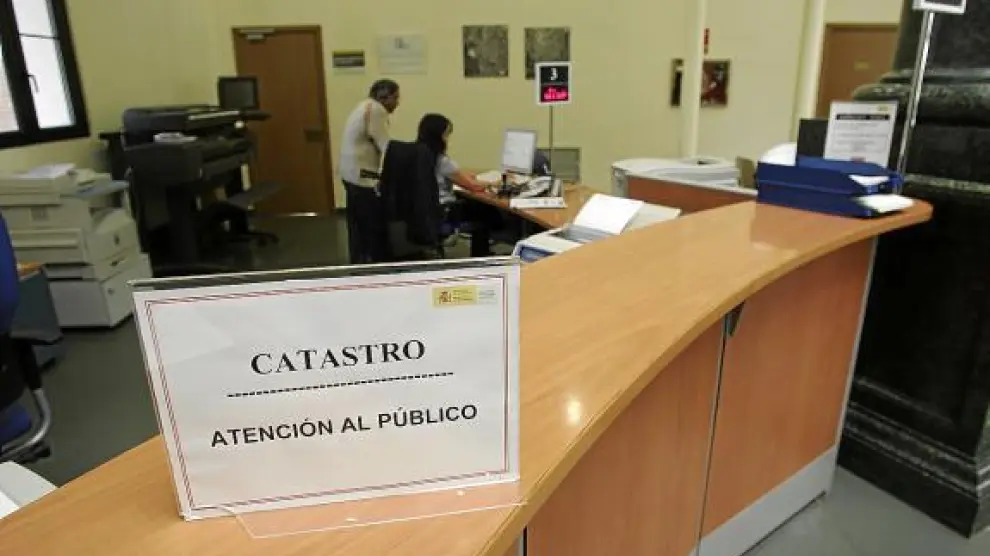 El Ayuntamiento comunica a la oficina del Catastro -en la foto- los edificios que no pagan IBI.