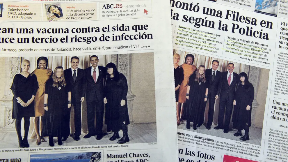 Portadas de dos periódicos nacionales españoles con la fotografía de la familia de Obama y la de Zapatero