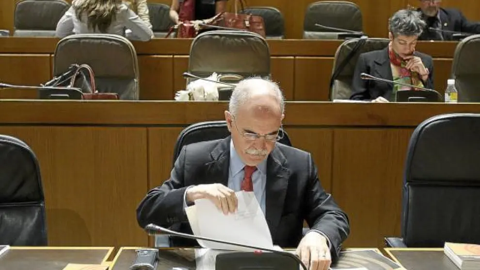 El consejero de Economía y Hacienda, Alberto Larraz, en un pleno de las Cortes.