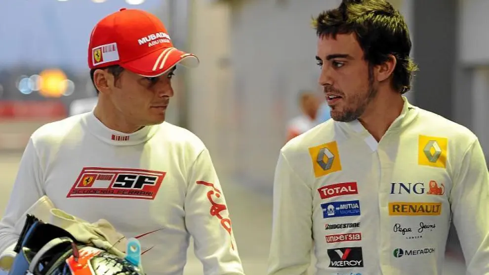 Giancarlo Fisichella conversa con Fernando Alonso en Singapur. Pronto serán compañeros.