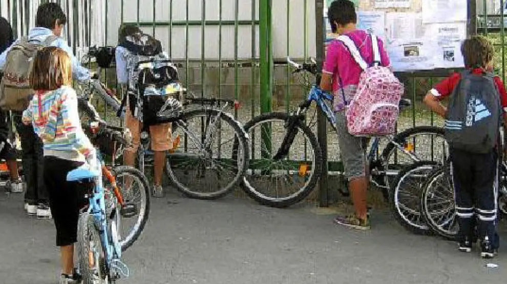 Los niños deben atar sus bicicletas con un candado en las verjas que rodean el centro.