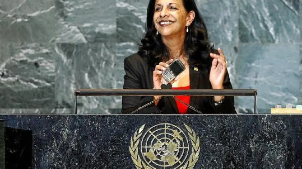 Rodas acerca el móvil al micrófono del podio de oradores de la ONU, en Nueva York.