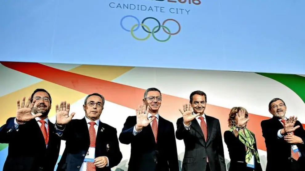 Rodríguez Zapatero, con Esperanza Aguirre y Gallardón. Con ellos, Carballeda, de la ONCE, Blanco, presidente del COE, y Lissavetzky.
