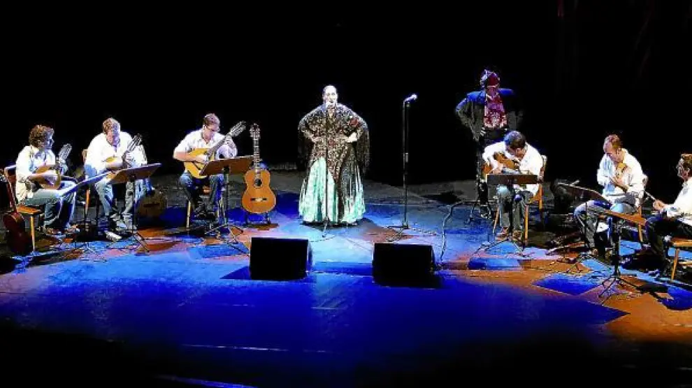 Sobre el escenario, las mejores voces jóvenes de Aragón, acompañadas del cuerpo de baile y un atípico conjunto instrumental.