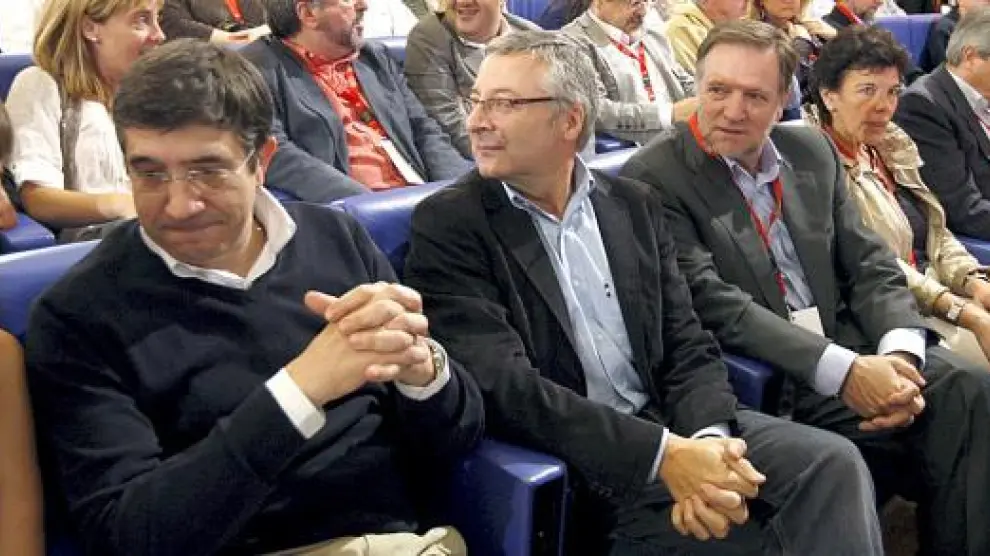 Patxi López (izquierda), junto a José Blanco y Marcelino Iglesias, ayer en Bilbao.